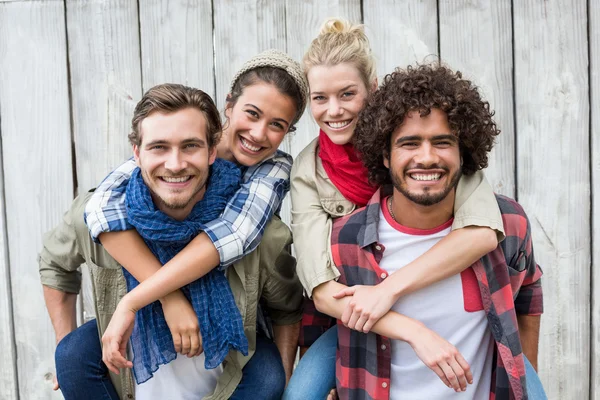 Jonge mannen geven meeliften voor vrouwen — Stockfoto