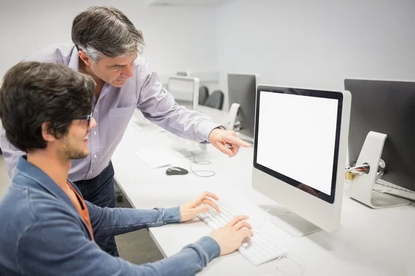 Profesor de informática asistiendo a un estudiante —  Fotos de Stock