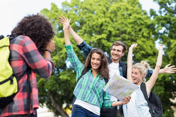 Hombre tomando fotos de sus amigos —  Fotos de Stock