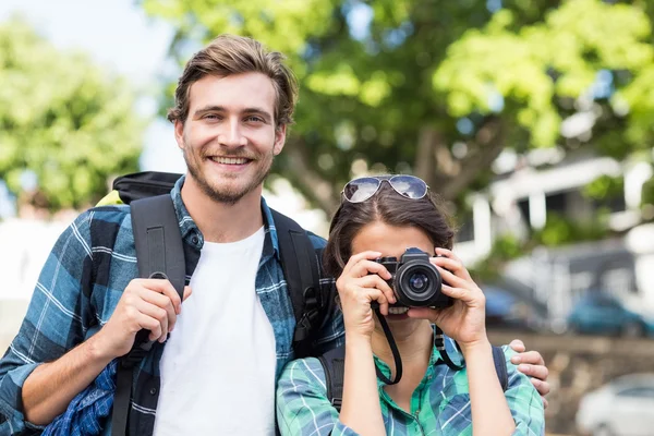 Jeune coupé prenant une photo — Photo