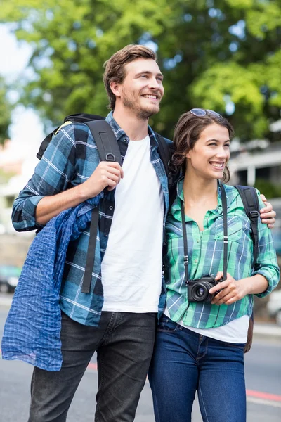Unga par står utomhus — Stockfoto