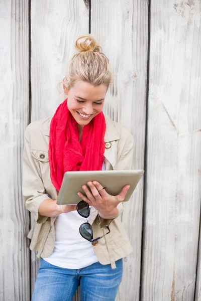 Jonge vrouw met behulp van digitale Tablet PC — Stockfoto