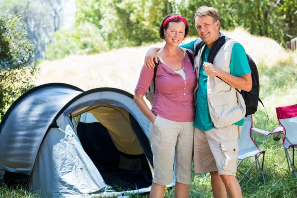 Senior paar staande naast hun tent — Stockfoto