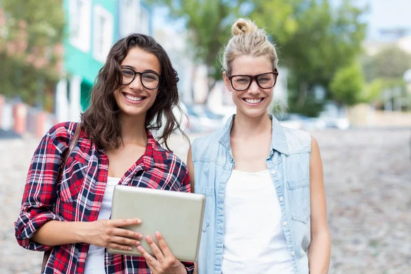 Amici che utilizzano tablet digitale — Foto Stock