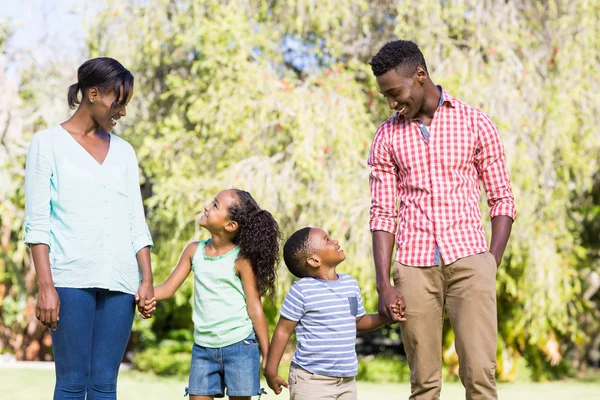 Glückliche Familie posiert zusammen — Stockfoto