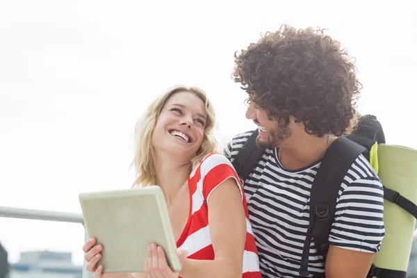 快乐的年轻夫妇使用数码平板电脑 — 图库照片