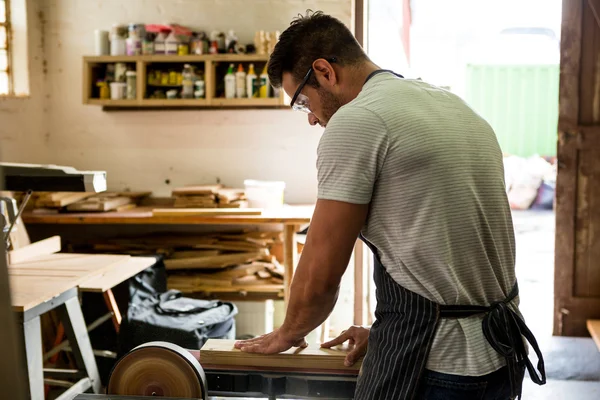 Charpentier travaillant sur son métier — Photo