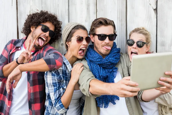Vänner att ta selfie på digitala tablett — Stockfoto