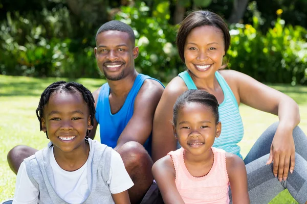 Gelukkige familie samen poseren — Stockfoto
