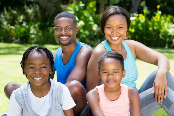 Familia feliz posando juntos — Foto de Stock