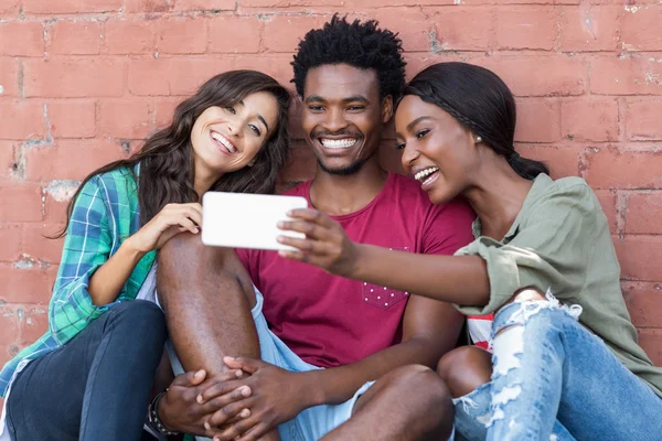 Amis prenant selfie sur un téléphone mobile — Photo