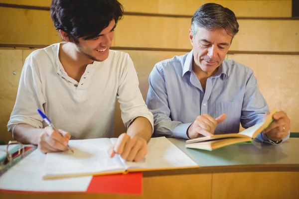 Bir öğrenci onun çalışma ile yardımcı Profesör — Stok fotoğraf