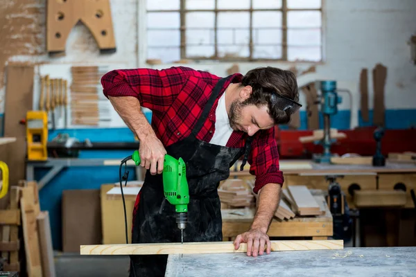 Charpentier travaillant sur son métier — Photo