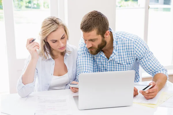 Casal com laptop e telefones celulares discutindo sobre contas — Fotografia de Stock