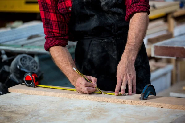 Schreiner arbeitet an seinem Handwerk — Stockfoto