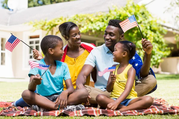 Ευτυχισμένη οικογένεια ΠΑΡΟΥΣΙΑΣΗ ΗΠΑ σημαία — Φωτογραφία Αρχείου