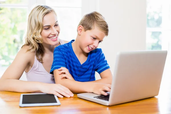 Mãe feliz e filho usando laptop — Fotografia de Stock