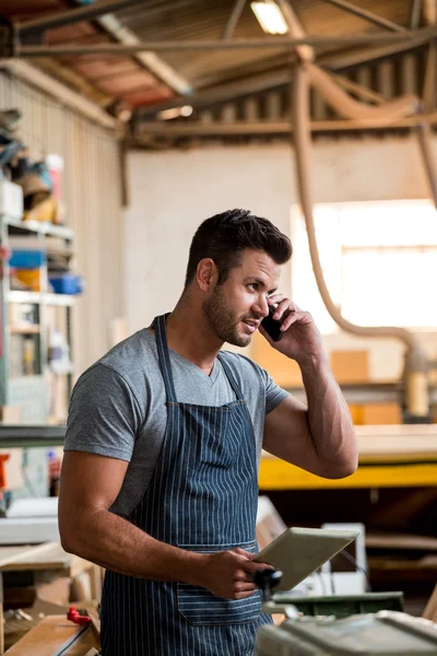 Tischler am Telefon — Stockfoto