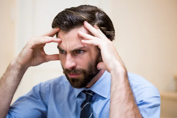 Nahaufnahme eines angespannten Mannes mit den Händen auf der Stirn — Stockfoto