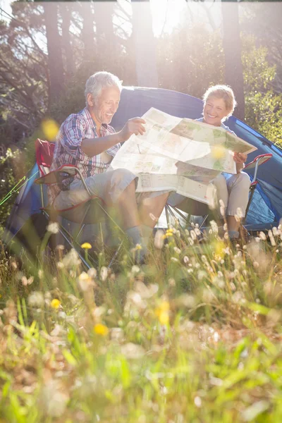 Senior couple studying the map — Stock Photo, Image