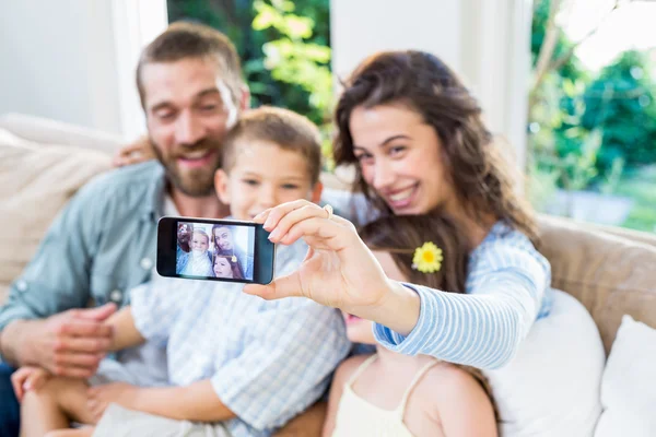 Ευτυχισμένη οικογένεια λαμβάνοντας μια selfie — Φωτογραφία Αρχείου