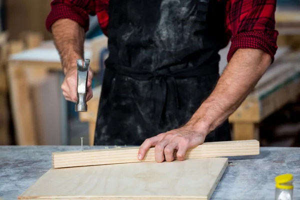 Carpinteiro trabalhando em seu ofício — Fotografia de Stock