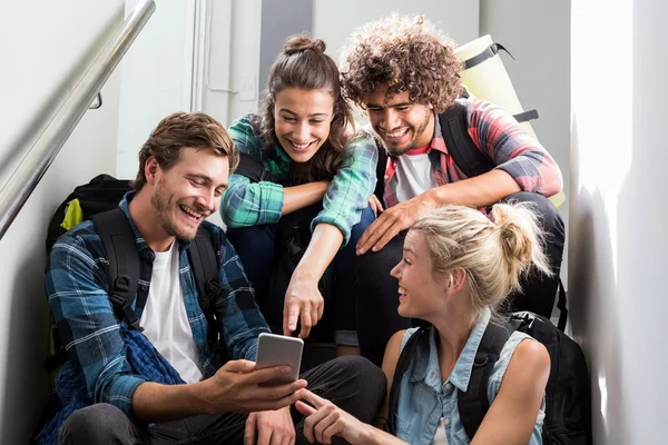 Homme montrant téléphone portable à ses amis — Photo