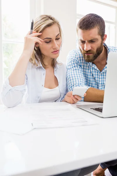 Worried couple looking at mobile phone — Stock Photo, Image