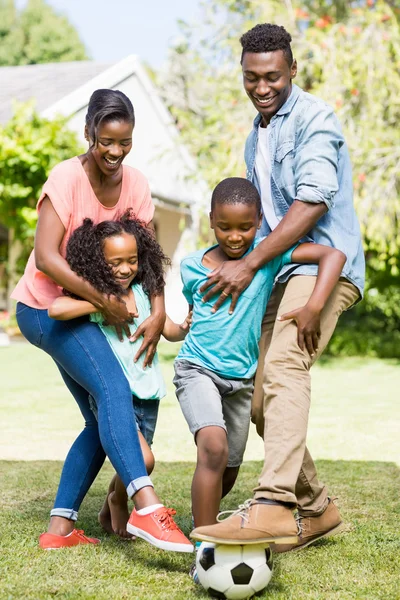 Familia feliz jugando al fútbol —  Fotos de Stock