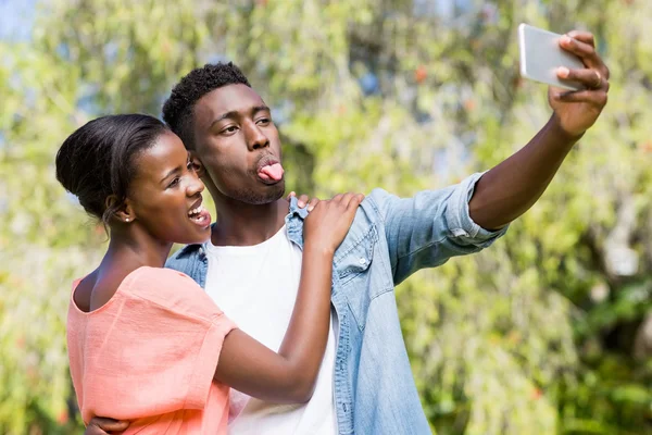 Familia feliz tomando una foto —  Fotos de Stock