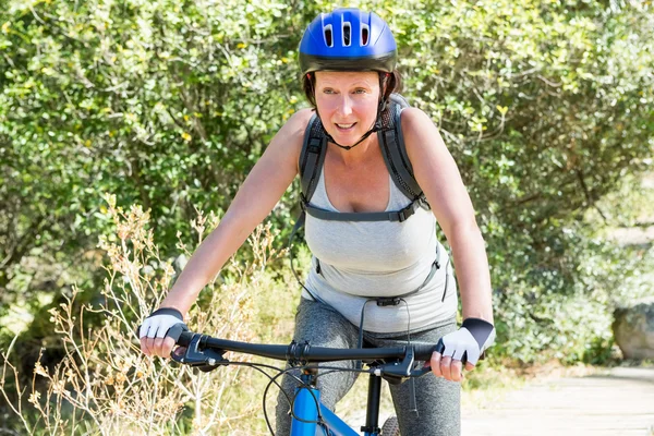 Femme à vélo — Photo