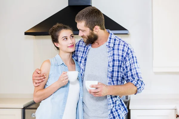 Jeune couple ayant une tasse de café — Photo