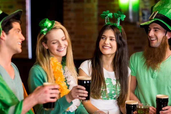 Amigos sorridentes com acessório irlandês — Fotografia de Stock