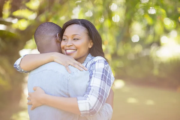 Feliz pareja teniendo abrazo —  Fotos de Stock