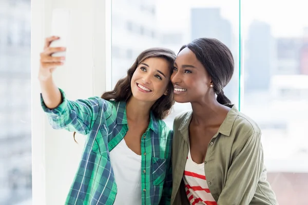 Amigos tomando selfie — Fotografia de Stock