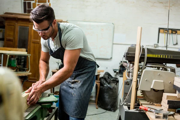 Schreiner arbeitet an seinem Handwerk — Stockfoto