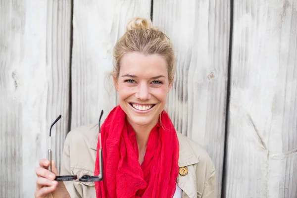 Portret van een lachende jonge vrouw — Stockfoto