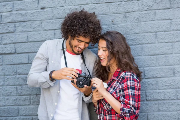 Mladý pár hledá v kameře — Stock fotografie