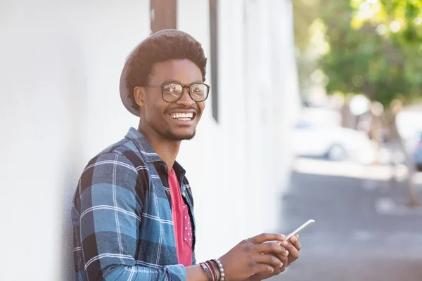 Giovane utilizzando il telefono cellulare — Foto Stock