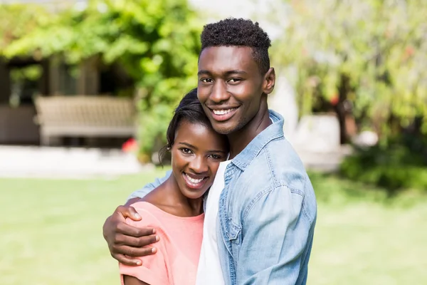 Couple heureux posant ensemble — Photo