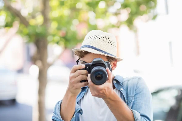 Człowiek przy fotografia na zewnątrz — Zdjęcie stockowe