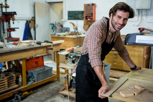 Carpenter poserar med sitt hantverk — Stockfoto