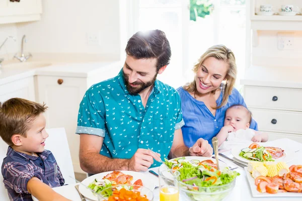 Família tendo refeição na cozinha — Fotografia de Stock