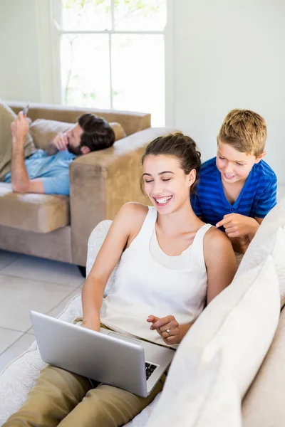 Feliz madre e hijo usando laptop —  Fotos de Stock