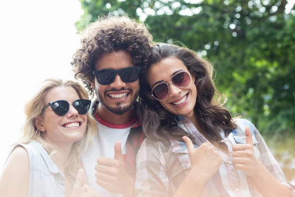 Freunde posieren vor der Kamera — Stockfoto