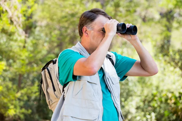 Senior man is op zoek in zijn verrekijker — Stockfoto