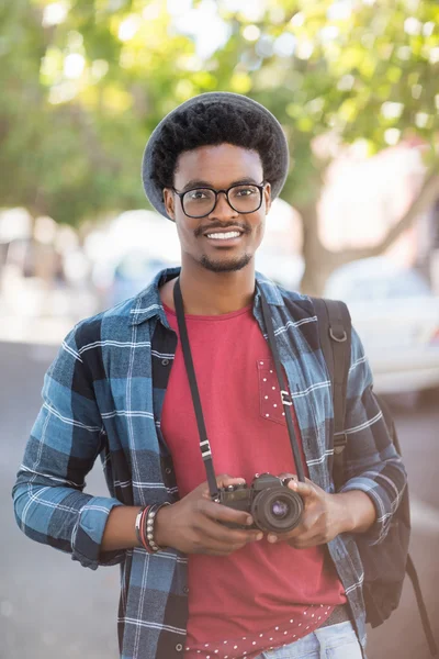 Jovem homem segurando câmera — Fotografia de Stock