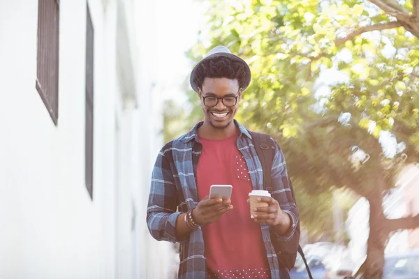 Jeune homme utilisant un téléphone portable — Photo