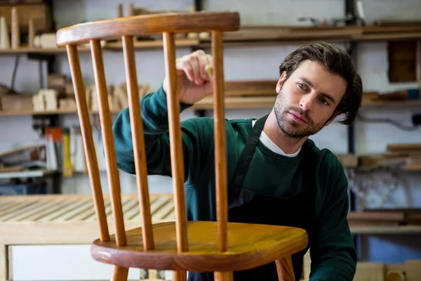 Carpenter working on his craft — Stock Photo, Image