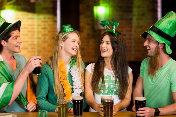 Amici sorridenti con accessorio irlandese — Foto Stock